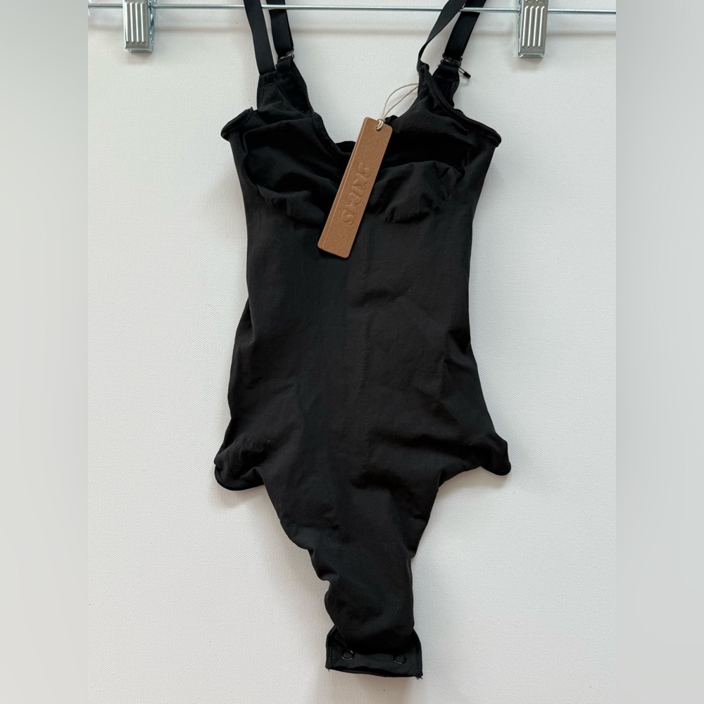SKIMS Seamless Sculpt Thong Bodysuit in the color Onyx (black)